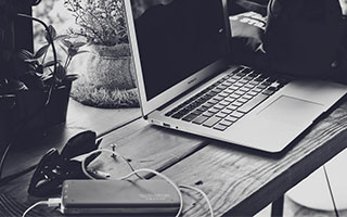 拉都拉不住，比甲前锋戴维球衣都被扯坏了但依旧打入进球